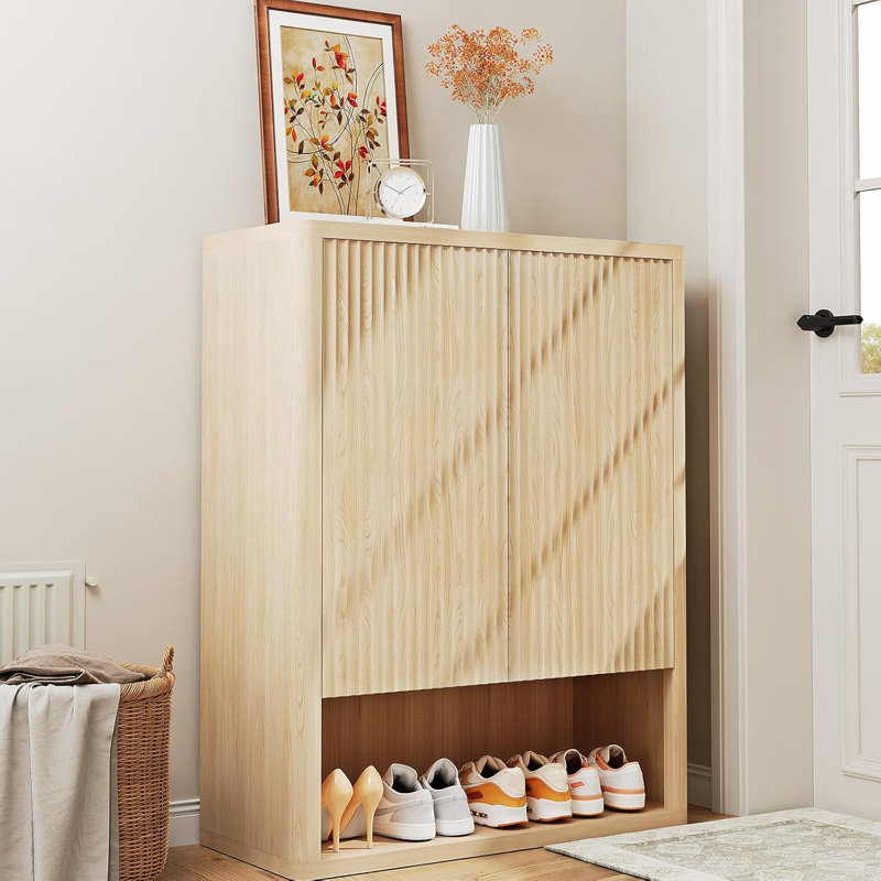 Range-chaussures mince à 5 niveaux pour porte d'entrée - portes cannelées, tablettes réglables, rangement étroit en bois, mobilier d'appoint autoportant pour couloir, porche, salon - chêne