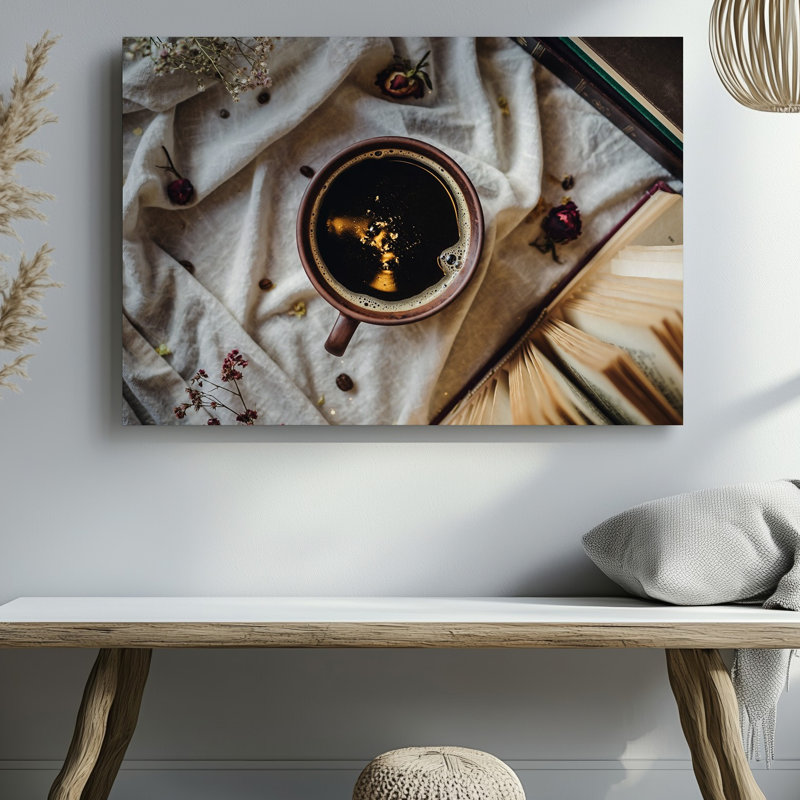Toile, une vue aérienne confortable d'une tasse fumante d'art mural foncé mettant en vedette la riche surface brillante avec de minuscules bulles reflétant l'art mural sur toile