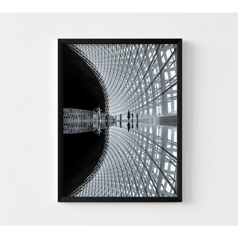 Symmetry in Motion - Photographie architecturale, Noir, Impression encadrée sans passe-partout, H 24 po x l 32 po
