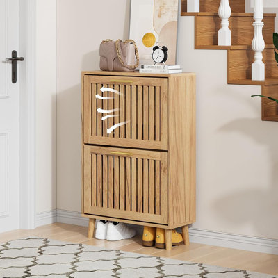 Armoire à chaussures avec 2 tiroirs rabattables, conception à persiennes, étagère à chaussures autoportante étroite avec poignées dorées, armoire à chaussures mince en bois naturel