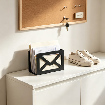 Porte-courrier noir en métal avec enveloppe découpée