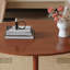 Une table basse en bois rouge foncé naturelle et élégante avec des décorations en rotin artificiel (table incluse seulement)