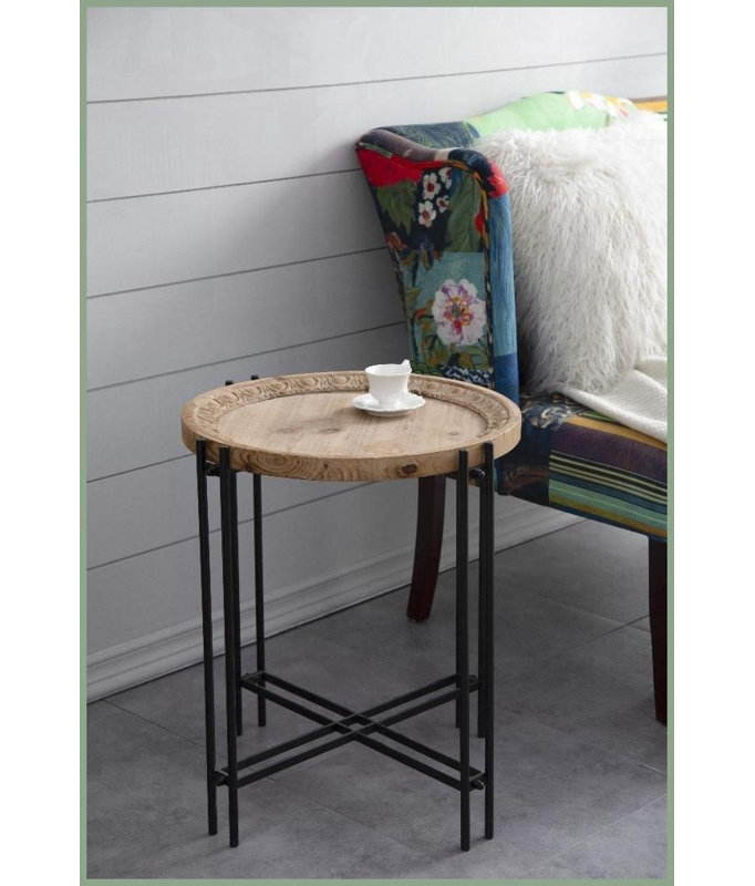 Table basse ronde moderne en bois avec pieds en métal, contraste saisissant pour le salon