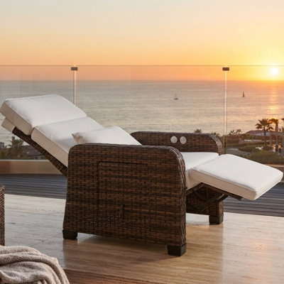 Fauteuil inclinable d'extérieur en osier, chaise longue de patio avec dossier et repose-pieds réglables, table rabattable - Brun