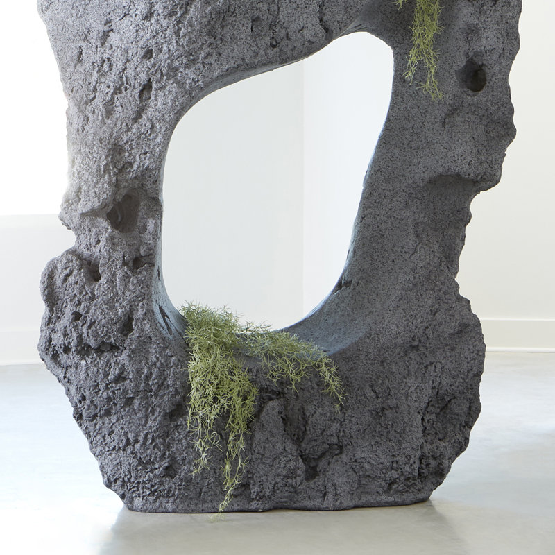 Sculpture colossale en pierre reconstituée, deux trous, pierre anthracite