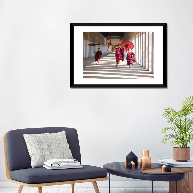 « three monks running, birmanie » par matteo colombo, impression sur toile, H 24 po x l 32 po x P 1 po, Blanc