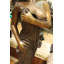Benge, belles femmes tenant une statue drapée