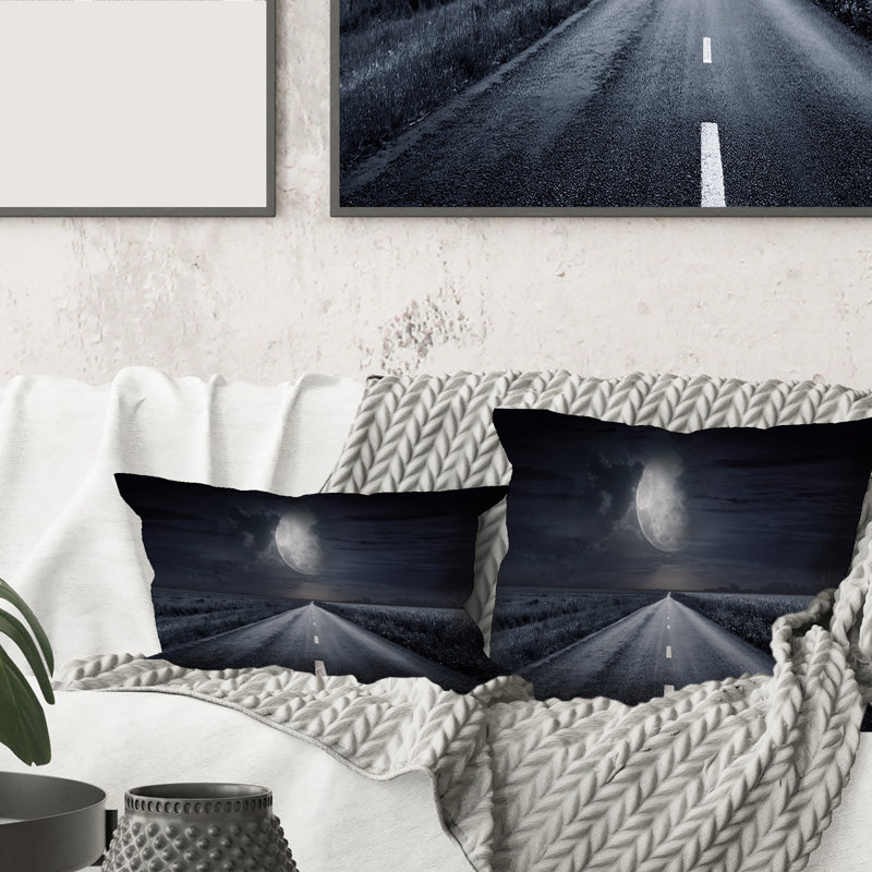Coussin Rectangle, Asphalt Road Under Cloudy Full Moon III - Imprimé nautique et côtier
