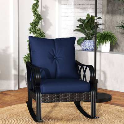 Chaise berçante en aluminium avec sièges bleu marine. Les accents ajoutent du caractère. Coussin de siège élégant pour le jardin et le patio. Cadre confortable.