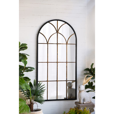 Miroir arqué de 34 po x 65,5 po au design noir et doré pour les espaces de vie, créant un point focal luxueux pour les chambres à coucher, rehaussant l'ambiance intérieure