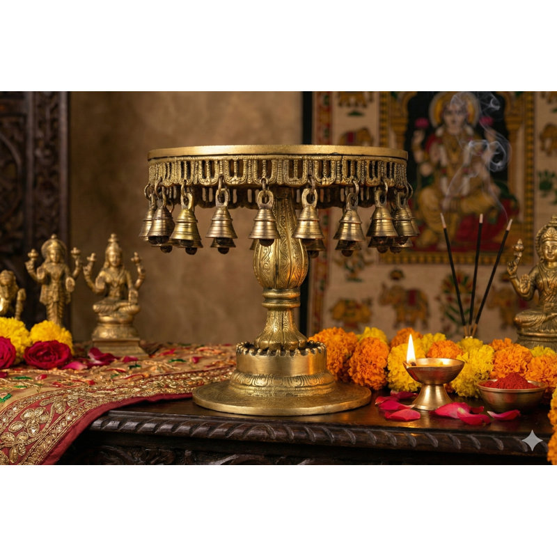 Piédestal Chowki en laiton avec cloche suspendue