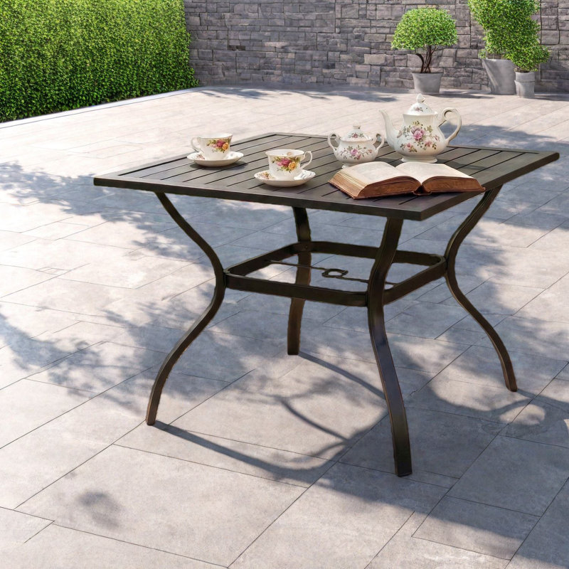 Table de patio en acier durable, carré à lattes noir moderne pour les repas en plein air