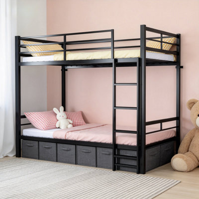 Lit superposé simple au-dessus d'un lit simple pour enfant avec échelle intégrée, structure en métal noir robuste, garde-corps très hauts, grand lit peu encombrant pour la chambre à coucher