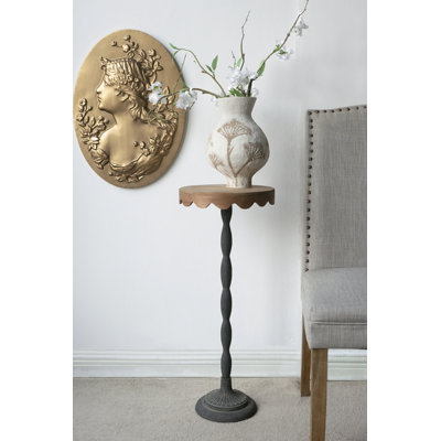 Table d'appoint en fer noir avec plateau en bois brun festonné