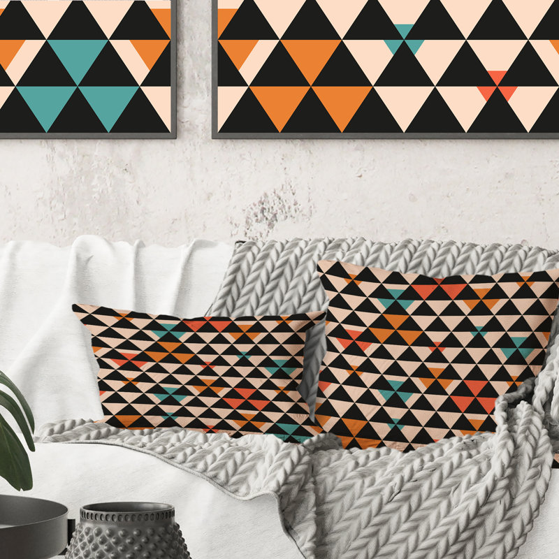 Coussin décoratif noir à motif triangles noirs sur fond bleu et orange II