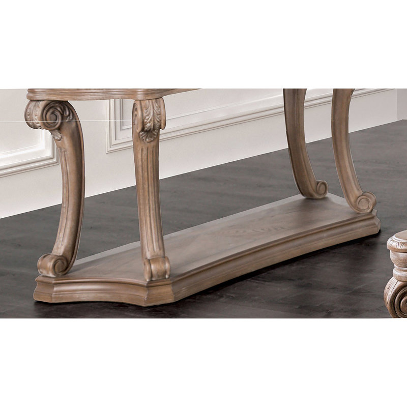 Élégante table de canapé de style transitionnel avec grande tablette ouverte, pieds à volutes et moulures dentelées au fini chêne vieilli