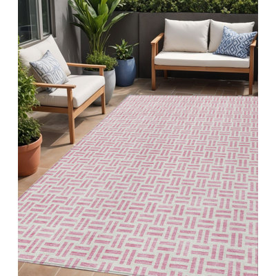 Tapis intérieur lavable à motif géométrique rose et ivoire 5 pi x 8 pi