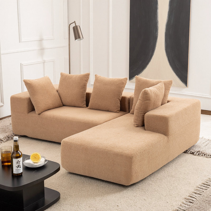 Élégant canapé modulaire beige moelleux et confortable avec coussins décoratifs doux pour le salon, Brun