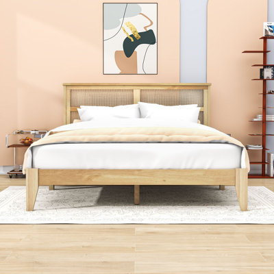 Grand lit en bois avec tête de lit en rotin