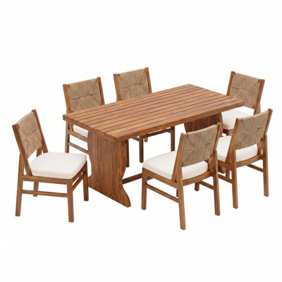 Ensemble de salle à manger de patio Kinetic pour 6 personnes, style côtier moderne, en bois d'acacia, avec chaises de salle à manger en osier, coussins déperlants et plateau de table à lattes.
