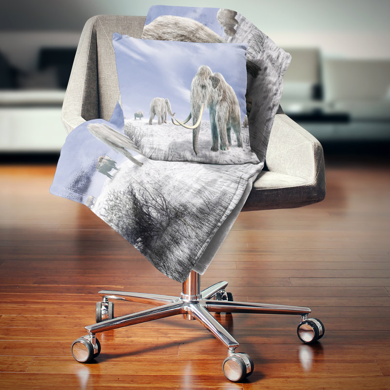 Mammoth Elephants in Field - Coussin imprimé animal, 18 po x 18 po, Coussin décoratif
