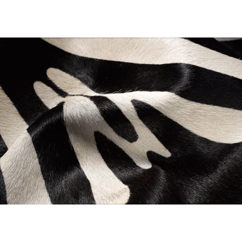 Tapis noir / blanc en cuir de vache fabriqué à la main khanna