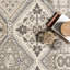 Tapis traditionnel carreauté gris / beige tissé à la machine Daye-423637291