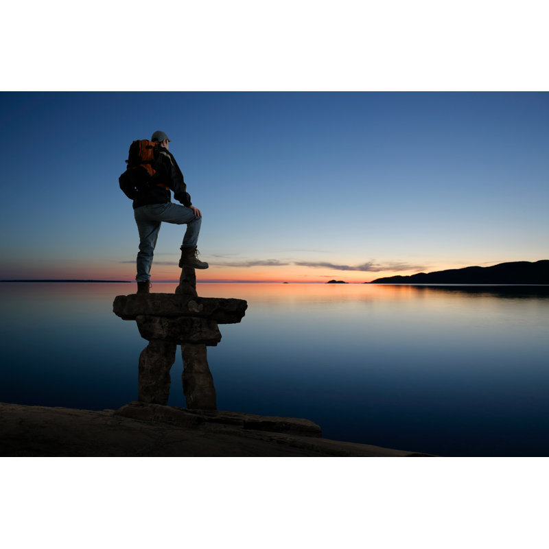 «Man with Inukshuk» par Sharately_Done, H 12 po x l 18 po
