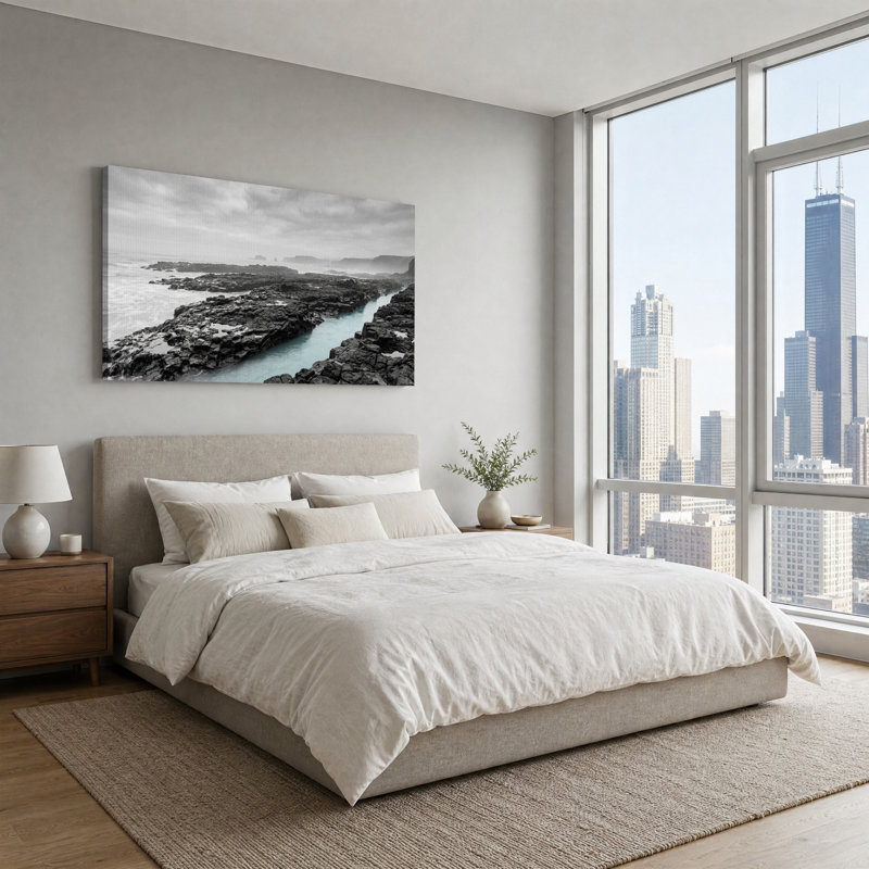 Tableau sur toile représentant une côte rocheuse en noir et blanc avec des eaux turquoise, 46“W x 24”H