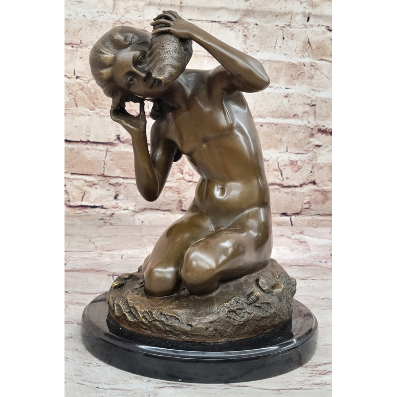 Jeune fille tenant une coquille de conque - Sculpture en bronze sur base en marbre par Carpeaux
