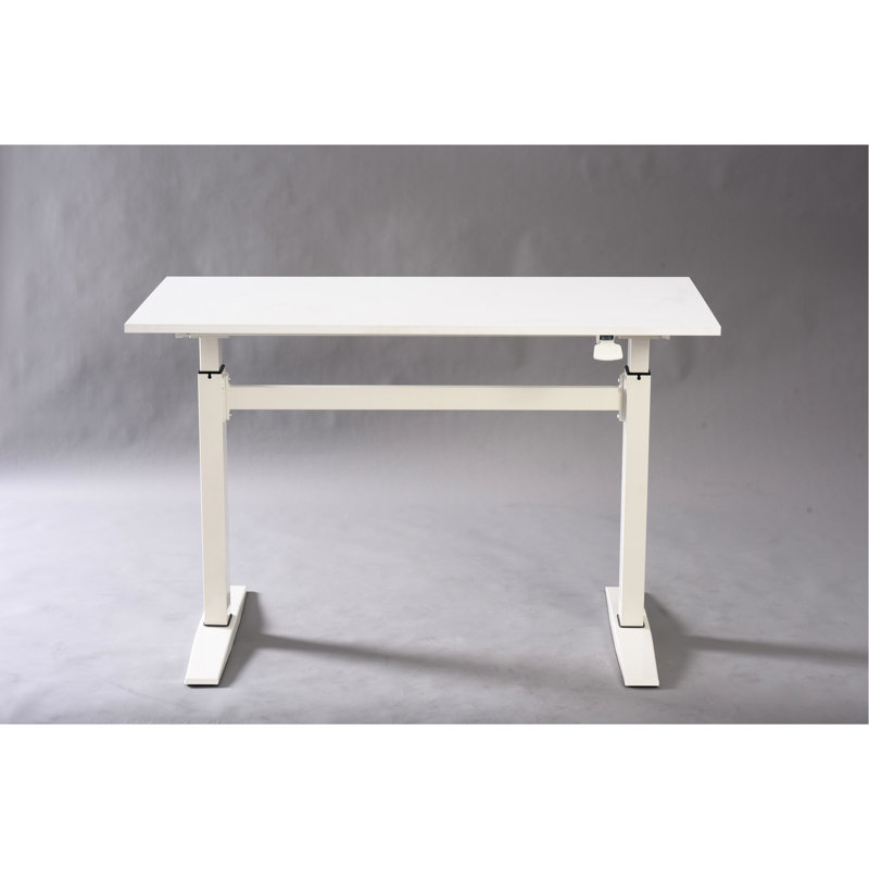 Bureau debout blanc de 47 po rectangulaire à hauteur réglable pour une utilisation optimale. Bureau de couleur réglable et robuste pouvant accueillir deux écrans et un ordinateur portable.