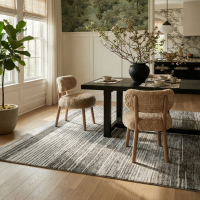 Tapis intérieur / extérieur à motif linéaire gris / noir 7 pi x 10 pi (6 pi 6 po x 9 pi 6 po) Karsoni