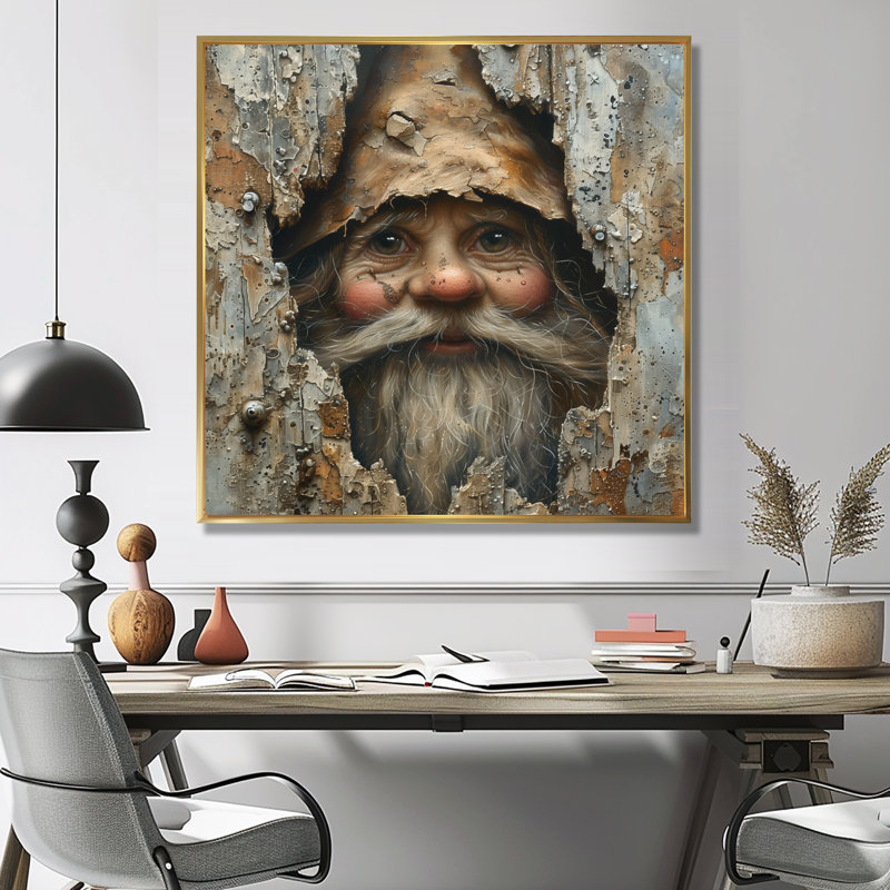 Beige gnome espion dans une enceinte en bois - art mural gnome, H 36 po x l 36 po, Cadre flottant doré, bois massif