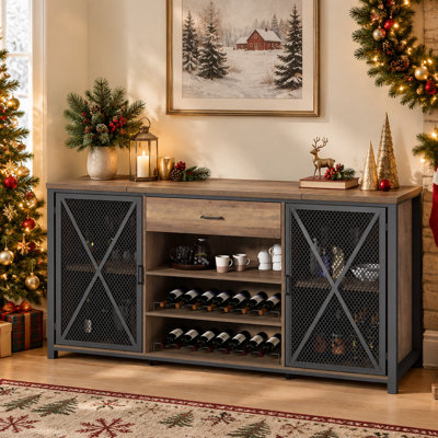 Meuble-bar industriel de 180 cm avec emplacement pour mini-réfrigérateur, casier à vin, tiroir et supports pour verres à pied (réfrigérateur non inclus).