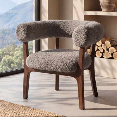 Chaise rembourrée avec accoudoirs et pieds en bois massif