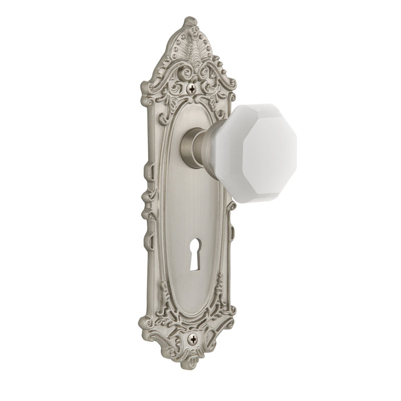 Assiette victorienne avec trou de serrure décoratif et bouton de lait blanc Waldorf, Nickel satiné, 2-3/8 po