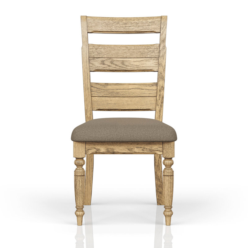 Chaise d'appoint 2 places au fini rustique, idéale pour les intérieurs traditionnels. Dossier ergonomique à lattes, pieds avant tournés, siège rembourré taupe, structure robuste en bois massif. Profondeur : 49,7 cm, largeur : 43,2 cm, hauteur : 97,7 cm.