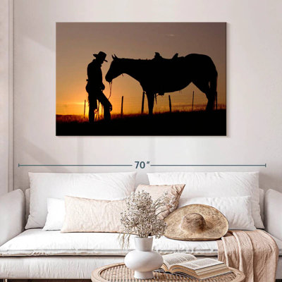 Lelar Cowboy debout avec son cheval