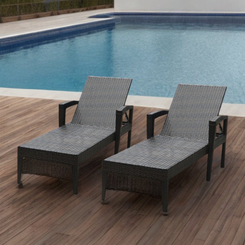 Chaises longues en rotin pour l'extérieur