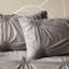 Housse de lit de jour gris foncé avec motif à losanges et coussin en forme de minotaure