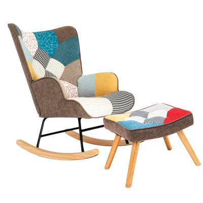 Chaise berçante colorée avec structure en bois et tissu pour le salon
