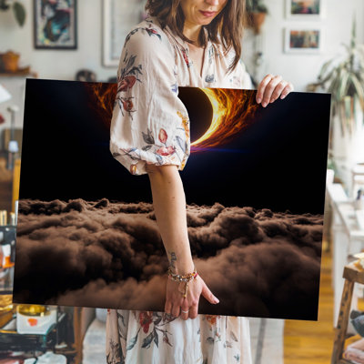 Toile dans un vaste espace cosmique sombre Vista, un trou noir colossal se dessine de façon inquiétante dans la partie supérieure entourée d'une toile radieuse
