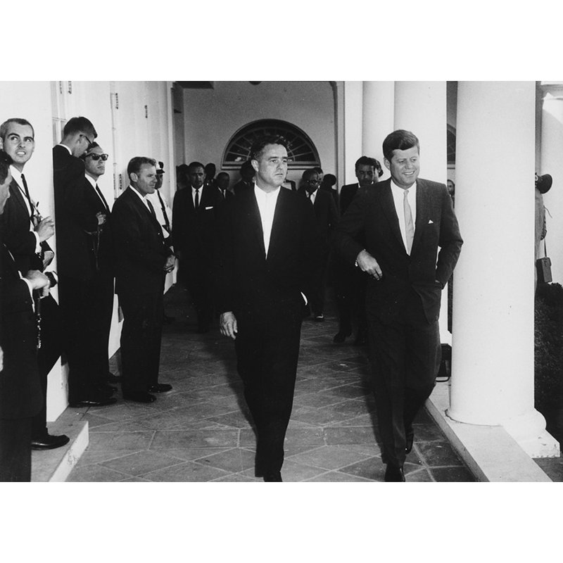 Sargent Sargent avec JFK, H 17 po x l 24 po