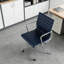 Chaise de bureau en cuir véritable à dossier moyen avec accoudoirs et structure en aluminium-124066461