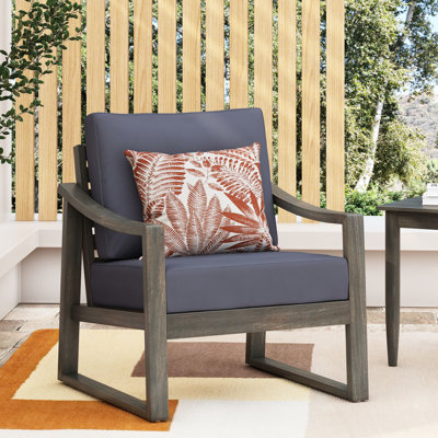 Fauteuil club gris foncé avec coussins en bois et en tissu d'eau pour l'extérieur, accoudoirs inclinés