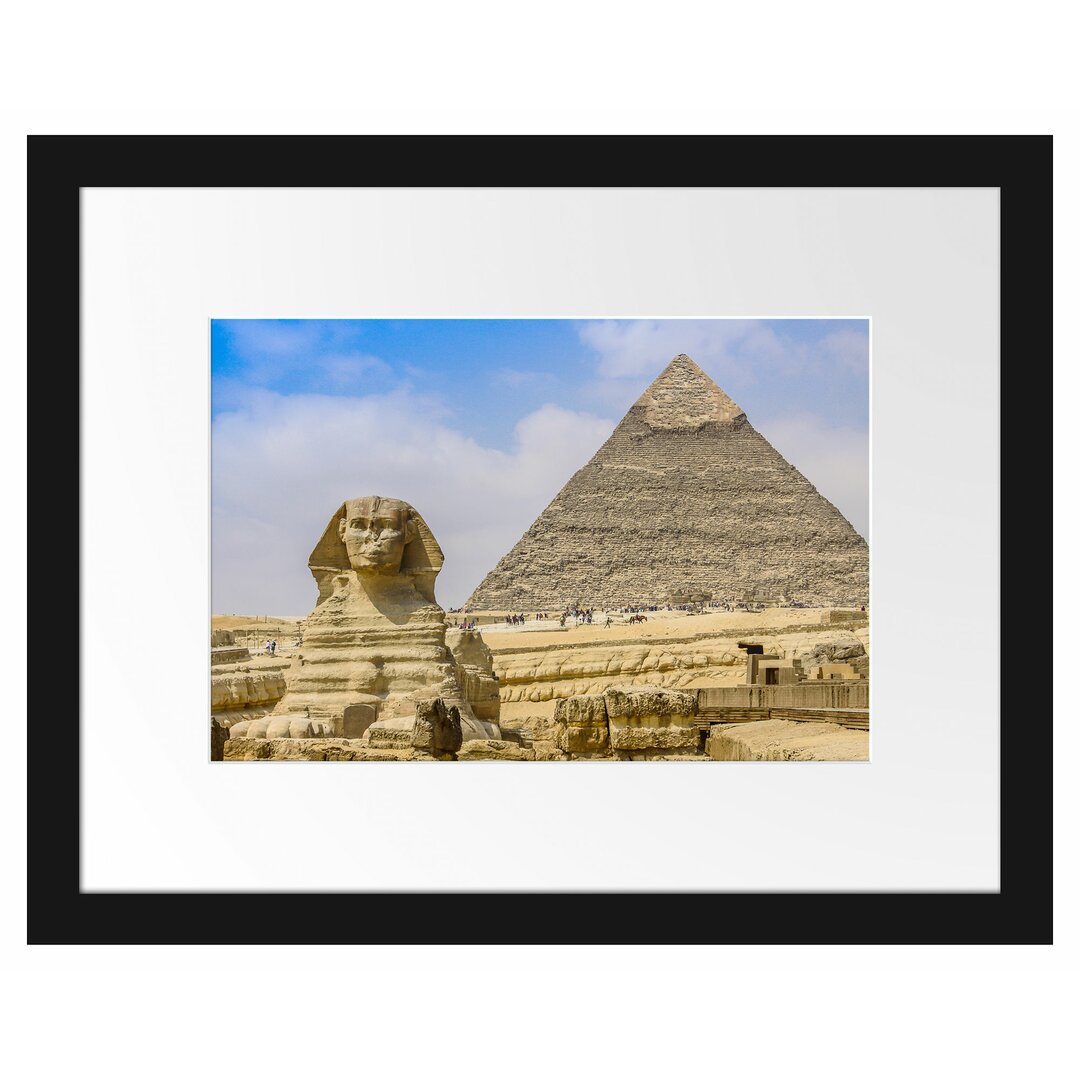 Gerahmtes Poster Sphinx von Gizeh mit Pyramide