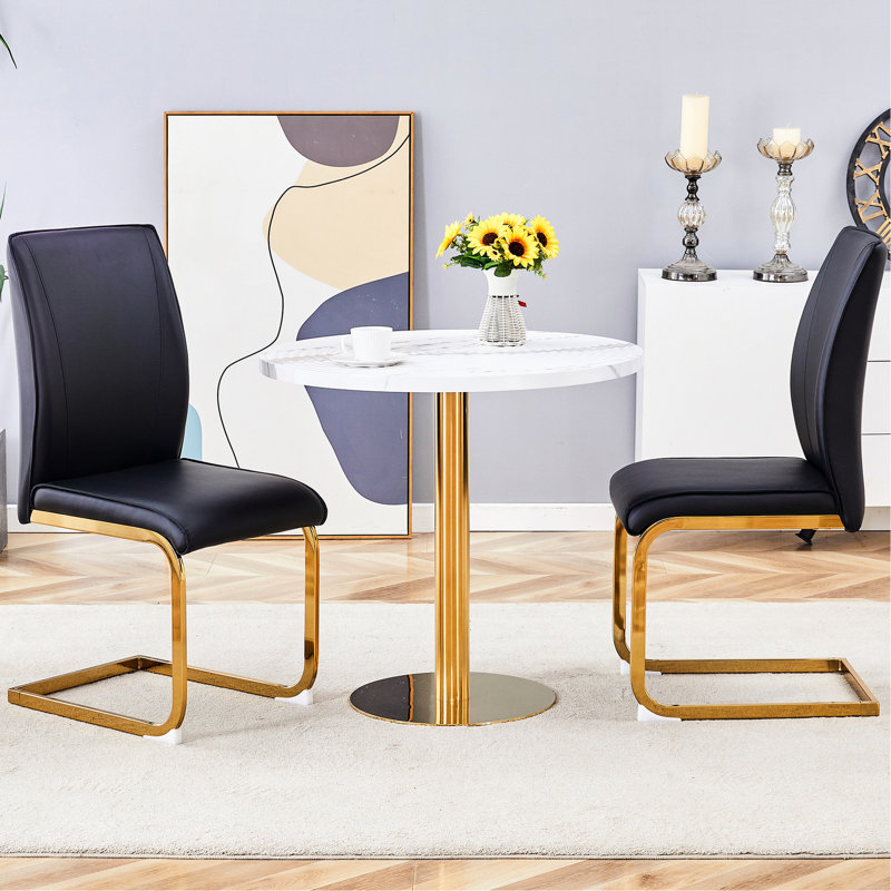 Table basse élégante à texture de marbre blanc et 2 chaises confortables en polyuréthane noir de style moderne et pratique