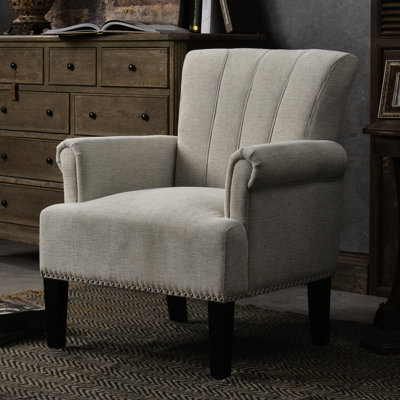 Fauteuil Accent Rivet crème sur structure en bois d'ingénierie massif, pieds carrés en caoutchouc fuselés, accoudoirs roulés, dossier carré, siège à ressorts à arc, coussin épais en mousse, tissu d'ameublement