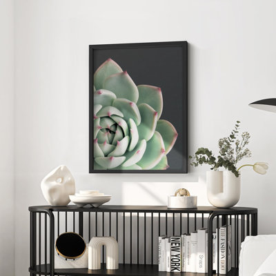 Gros plan sur des feuilles vertes luxuriantes et des pointes roses subtiles