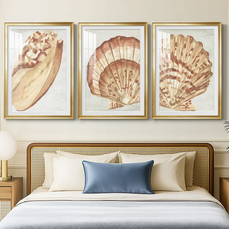 «Vintage Shell Vignette I», impression encadrée sur mesure de qualité supérieure mate - 3 pièces, H 27 po x l 39 po, Doré